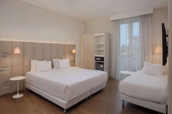 Family Room, Connecting Rooms (3AD+1CH)