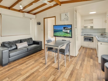 Swan Bay Studio Cabin