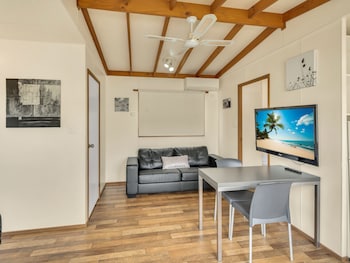 Swan Bay Studio Cabin
