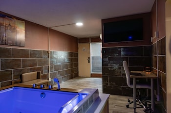 Executive Hot Tub Suite