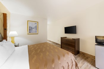 1 King Bed, Non-Smoking, Exterior Corridor, Accessible Room, Bathtub