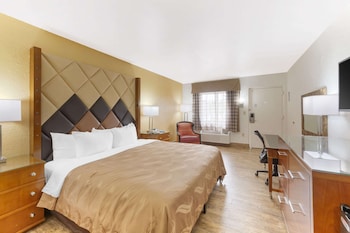 1 King Bed, Nonsmoking, Exterior Corridor