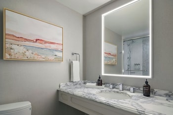 Room, 1 King Bed, City View (Hearing Accessible)