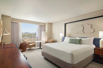 Room, 1 King Bed, Mountain View (Mobility/Hearing Access, Roll-In Shwr)