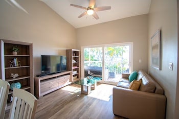Premier One Bedroom Waterfront Suite Bayview with Sofabed