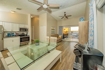 Premier One Bedroom Waterfront Suite Bayview with Sofabed