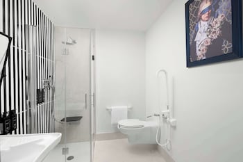 Classic Room, 1 King Bed, Accessible