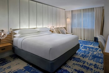 Room, 1 King Bed (Mobility/Hearing Access, Roll-in Shwr)