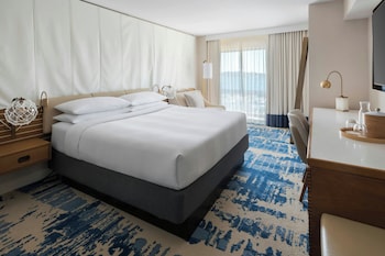 Room, 1 King Bed (Mobility/Hearing Access, Roll-in Shwr)