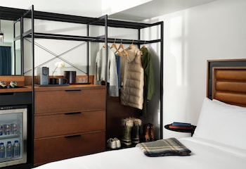 Deluxe Room, 1 King Bed, Roll-in Shower