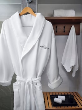 Deluxe Room, 1 King Bed, Roll-in Shower