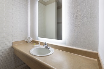 Standard Single Room (King Room Smoking)