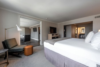 Suite, 1 King Bed (2 Room)