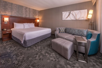 Deluxe Room, 1 King Bed with Sofa bed