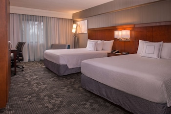 Suite, 2 Queen Beds, Accessible (Mobility/Hearing Tub One Bedroom)