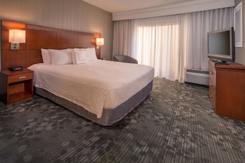 Suite, 1 King Bed, Accessible (Hearing One Bedroom)