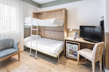 Family Room (2 Adults + 2 Children)