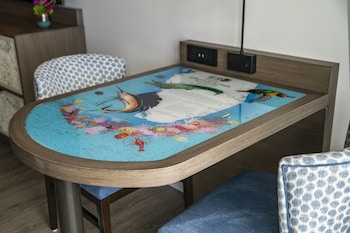 Room, 1 King Bed, Balcony, Partial Ocean View (Mobility/Hearing Access, Roll-In Shwr)