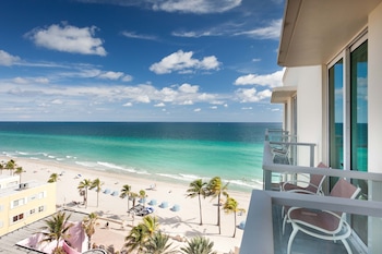 Room, 1 King Bed, Balcony, Partial Ocean View (Mobility/Hearing Access, Roll-In Shwr)