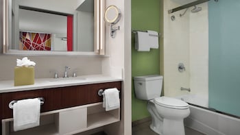 Preferred Room. Hearing accessible - visual alarms and notifications. 1 queen bed and 1 queen sleepe