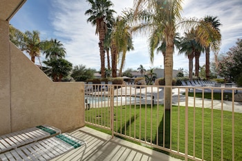 Room, 1 King Bed, Patio, Poolside