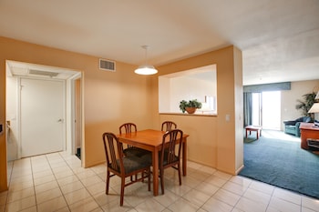 Suite, Multiple Beds, Kitchenette, Mountain View