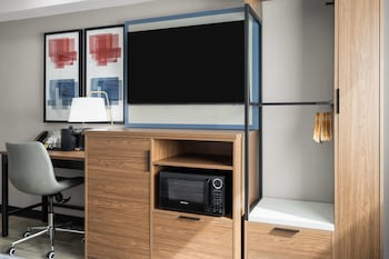 Room, 1 Queen Bed, Hearing Accessible, Non Smoking (Hearing, Roll-in Shower)