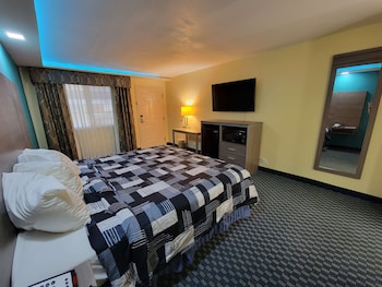 Standard Room, 1 King Bed, Non Smoking, Refrigerator & Microwave