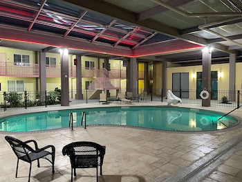 Suite, 1 King Bed, Jetted Tub, Pool View (with Sofabed)