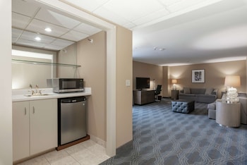 Suite, 1 King Bed, Kitchen