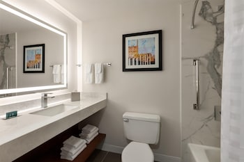 Suite, 1 King Bed, Jetted Tub (Newly Renovated)