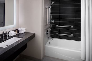 Room, 1 King Bed, Accessible, Bathtub