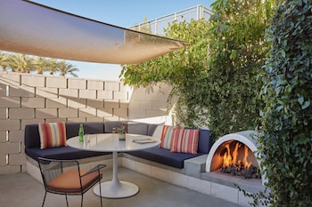 Deluxe Room, 1 King Bed (Patio Fireplace 1 King)