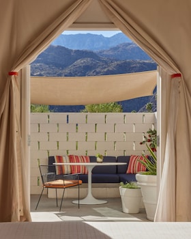Deluxe Room, 1 King Bed (Patio Garden 1 King)