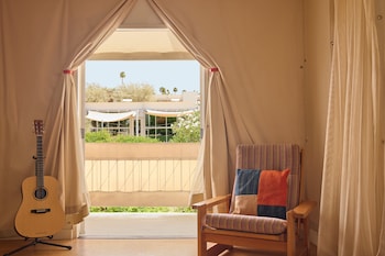 Superior Room, Multiple Beds (King Lounge, 1 King 2 Twin)
