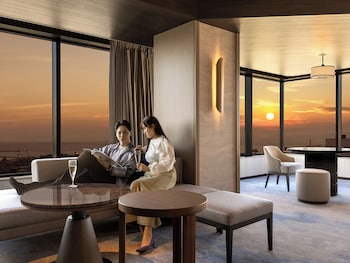 Club Room, 1 King Bed, Non Smoking (Premier)