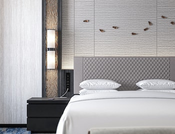 Club Double Room, 1 King Bed, Non Smoking (Deluxe)