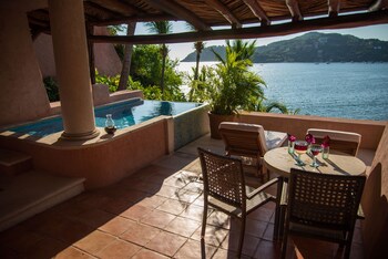 Oceanfront Master Pool Suite