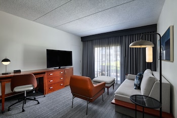 Suite, 1 Bedroom, Non Smoking (Mobility Accessible, Roll-In Shower)