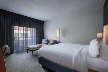 Deluxe Room, 1 King Bed with Sofa bed, Courtyard View