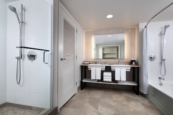 Ohana Suite Ocean View 1 King + Murphy/Wall bed