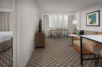 Suite, 1 Bedroom (Mobility/Hearing Access, Roll-In Shwr)