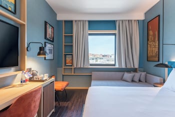 Deluxe Room, 1 King Bed with Sofa bed