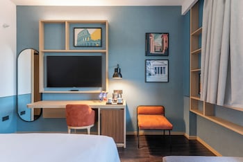 Deluxe Room, 1 King Bed with Sofa bed