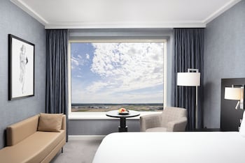 Superior Room, 1 Queen Bed (Runway View)