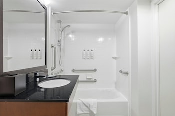 Room, 1 Queen Bed, Hearing Accessible (Accessible Bathtub)