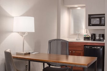 Suite, 1 King Bed, Non Smoking, Kitchen