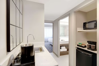 Suite, 1 King Bed, Accessible (Hearing)
