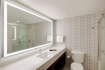 Suite, 1 King Bed, Accessible (Hearing)