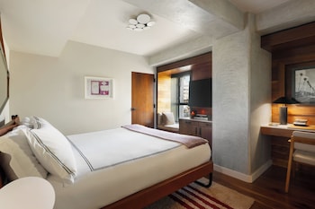 Club Room, 1 King Bed (King of The Club)